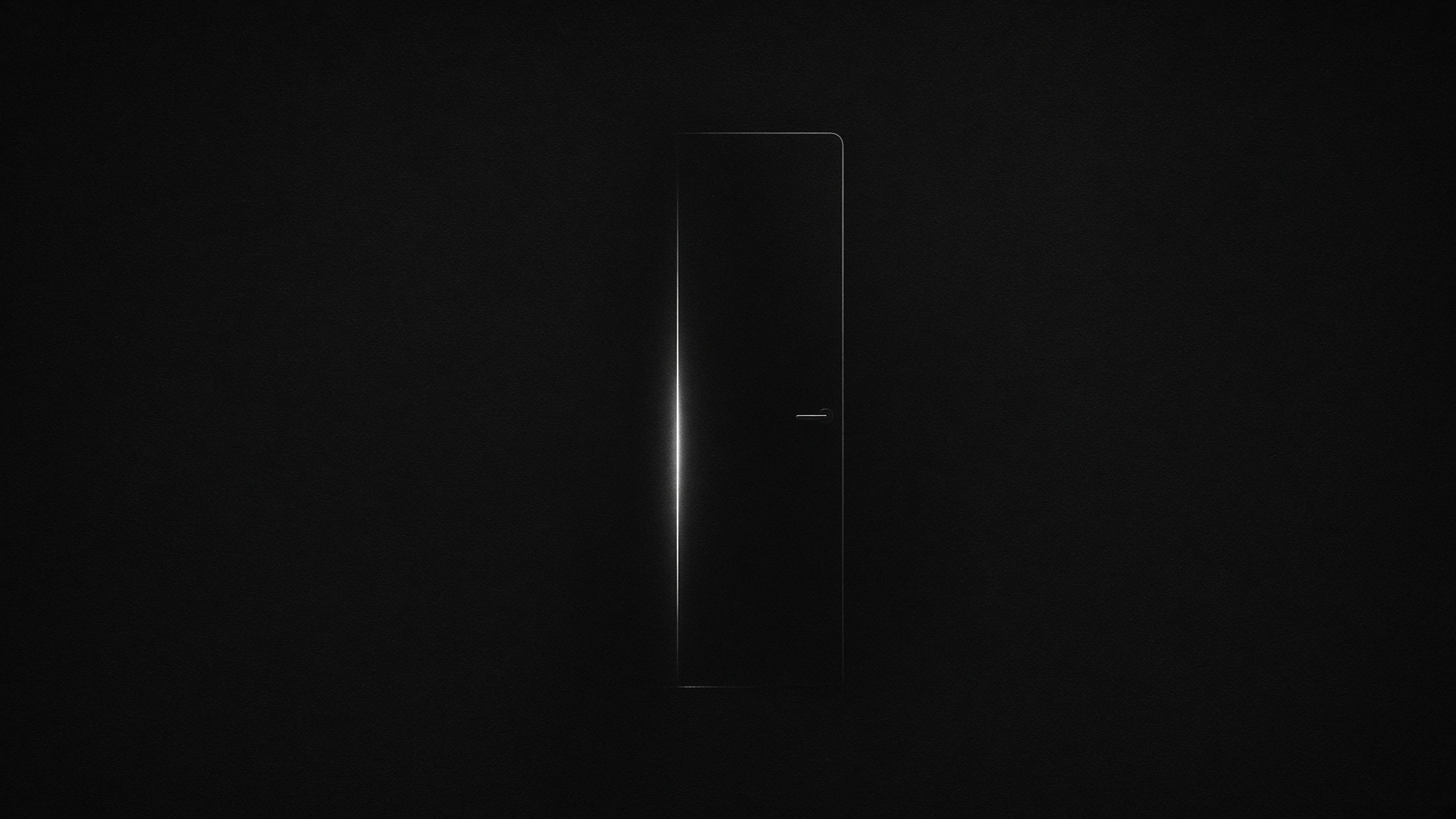 Porta semi aperta su sfondo nero